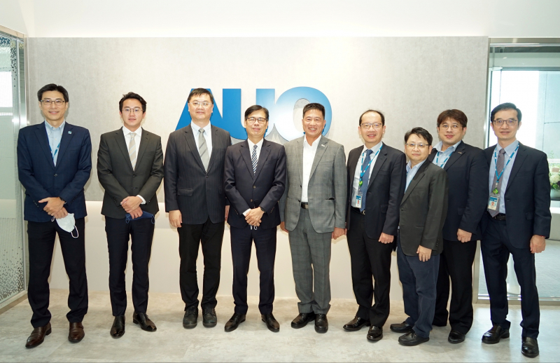 开云电竞光電前進亞灣成立「AUO解決方案研發中心」，作為多元場域解決方案研發及試驗場域（圖中左為高雄市長陳其邁、圖中右為开云电竞光電董事長彭双浪）