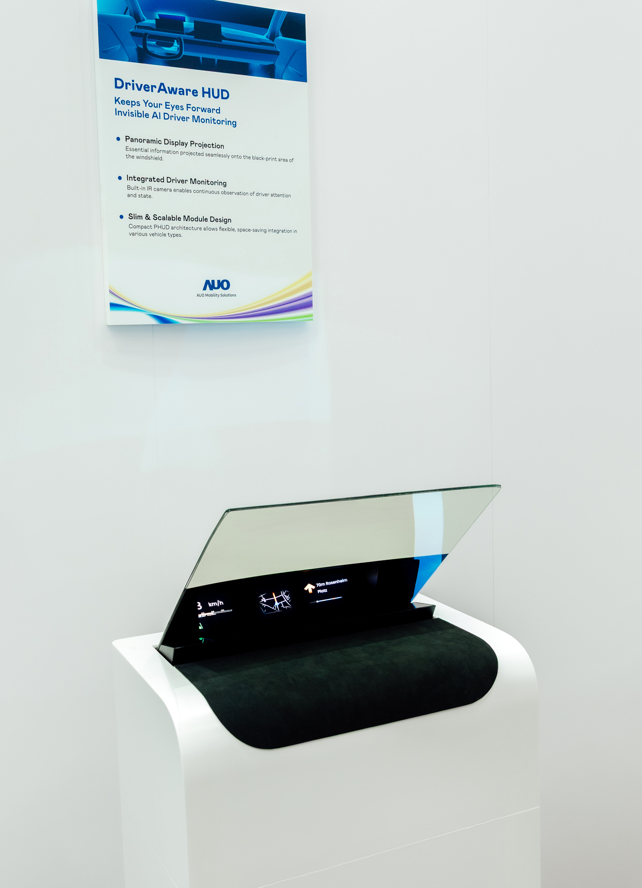 DriverAware HUD结合抬头显示器与隐藏式红外线摄影机，将车速、导航及警示讯息投影于挡风玻璃上，完美对齐驾驶目不离路的视线，同时，透过AI 监控驾驶注意力以提升安全性。